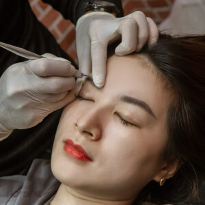 Ngày tốt xăm chân mày 2025: bí quyết chọn đúng để mày đẹp lâu bền