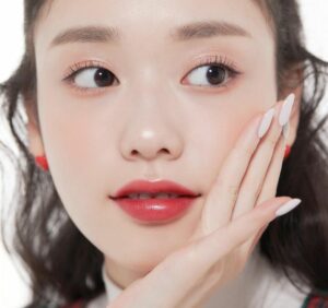 Phun môi màu đỏ cherry: màu môi làm sáng gương mặt tức thì