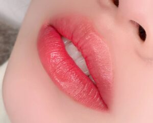 Phun môi màu hồng đỏ: giải pháp giúp đôi môi sắc nét và đầy sức sống