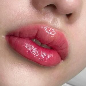 Phun môi màu hồng mận có lên hồng tự nhiên sau bong không?
