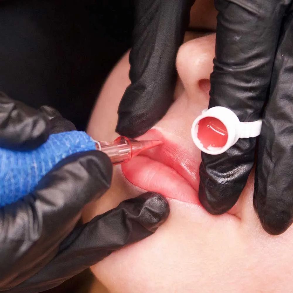 Quy trình phun môi màu hồng dâu tại spa: an toàn, nhẹ nhàng, không đau