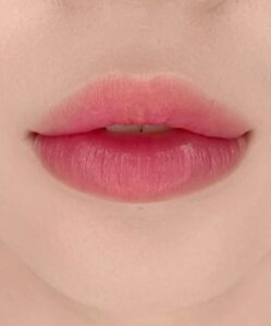 Phun môi lần đầu nên chọn màu theo da hay theo độ tuổi? 3 Phun môi màu hồng tự nhiên: lựa chọn lý tưởng cho nàng thích vẻ đẹp mộc mạc