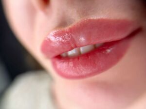 Phun môi kiêng ăn gì trong 7 ngày đầu để môi không bị thâm? 4 Gen Z chuộng phun môi màu hồng tự nhiên vì nhẹ nhàng, dễ phối makeup