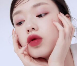 Phun môi màu đỏ berry: lựa chọn hoàn hảo cho nàng thích vẻ đẹp tiểu thư quyến rũ