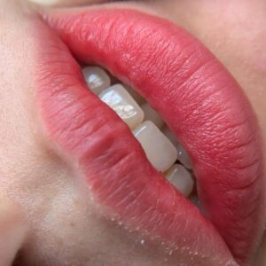 Vì sao phun môi màu hồng tự nhiên là tone must-try cho nàng thích vẻ đẹp dịu dàng?