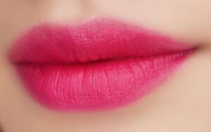Phun môi màu hồng cánh sen: màu môi giúp gương mặt tươi tắn không cần son đậm