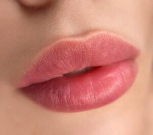 Phun môi màu hồng trầm: tone sang nhẹ giúp gương mặt hài hòa và cuốn hút