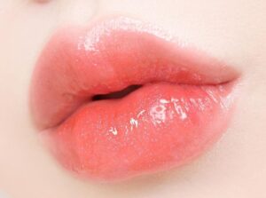 Phun môi màu cam đào: màu môi “dễ dùng” cho nhiều độ tuổi