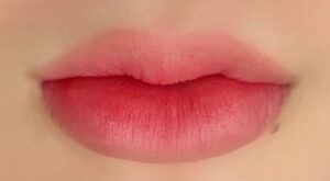 Tại sao phun môi màu hồng đỏ là tone must-have cho nàng thích style sang – yêu?