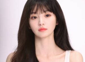 Phun môi màu đỏ cam cà chua giúp đôi môi căng mọng, chuẩn vibe tiểu thư nổi bật