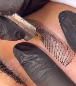 Nên chọn phun mày tự nhiên hay điêu khắc sợi? Ai phù hợp phương pháp nào