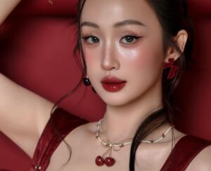 Phun môi màu đỏ cherry mang lại đôi môi căng mọng, chuẩn vibe búp bê hiện đại