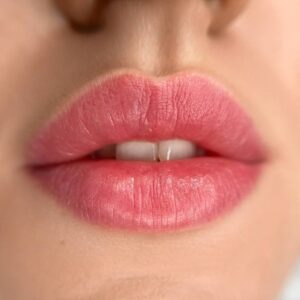 Phun môi màu hồng trầm có kén da không? Giải đáp chi tiết