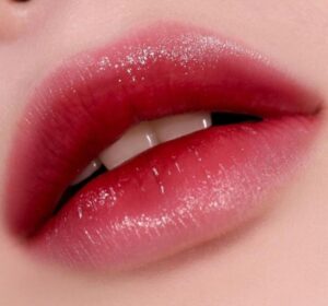 Phun môi màu đỏ trầm: tone sang giúp đôi môi quyến rũ và cuốn hút