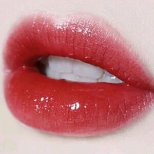 Phun môi màu đỏ trầm có bền không? Yếu tố quyết định độ giữ màu