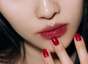 Phun môi màu đỏ berry giúp đôi môi căng mọng, chuẩn vibe sang – xinh – yêu