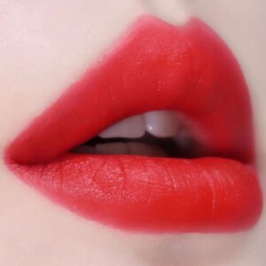 Phun môi màu đỏ trầm: tone môi được nhiều spa cao cấp lựa chọn