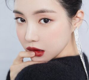 Phun môi màu đỏ đất: tone sang trọng giúp đôi môi sắc nét và hài hòa