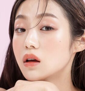 Phun môi màu hồng cam san hô mang lại đôi môi mềm mọng, chuẩn vibe tiểu thư