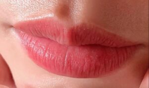 Phun môi màu hồng trầm là gì? Phù hợp với độ tuổi nào?