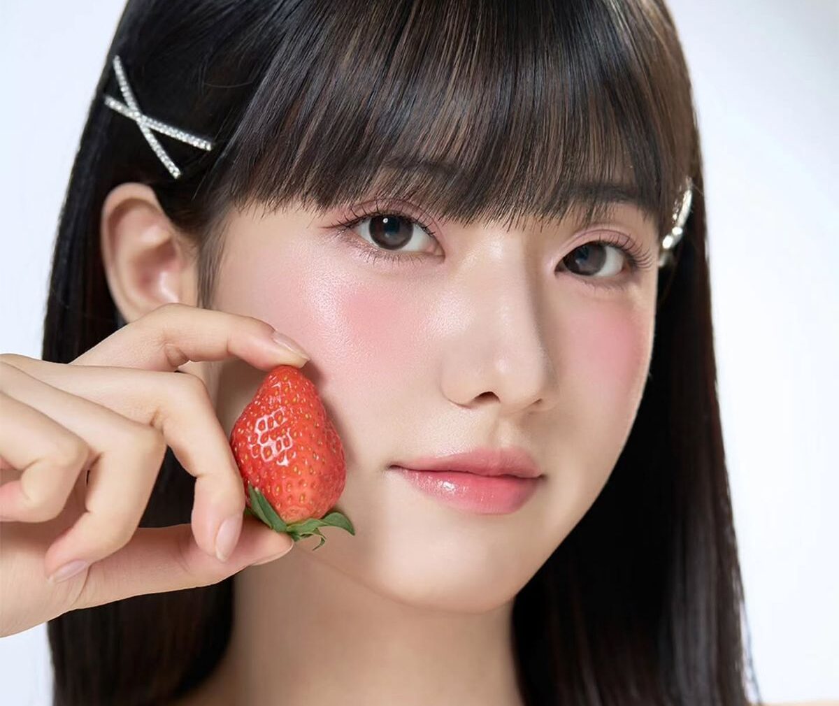 Phun môi màu hồng dâu là gì? Màu lên có đẹp và bền không?