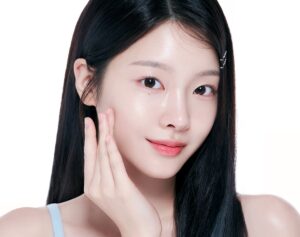 Phun môi màu đỏ cam cà chua giúp nâng visual, hợp cả da sáng lẫn da ngăm