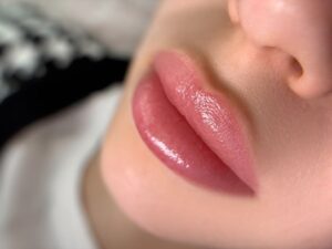 Phun môi bao lâu thì môi lên màu chuẩn? Lộ trình phục hồi 3 – 7 – 14 – 30 ngày chi tiết