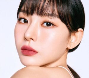 Phun môi màu đỏ berry giúp nâng visual, hợp từ da sáng đến da ngăm