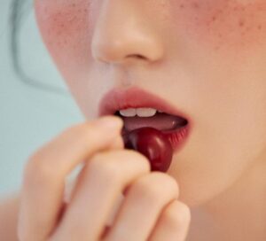 Gen Z đang mê phun môi màu đỏ cherry: nổi bật, trẻ trung và cực trendy