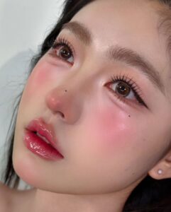 Phun môi màu hồng phấn giúp đôi môi mềm mọng, chuẩn vibe búp bê hiện đại