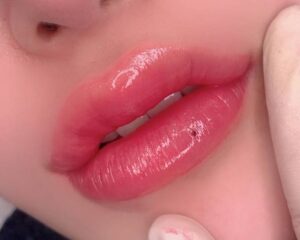 Phun môi màu hồng dâu: màu môi trending được Gen Z yêu thích