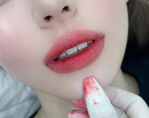 Phun môi có hại không?