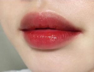 Phun môi màu đỏ trầm có hợp da ngăm không? giải đáp chi tiết