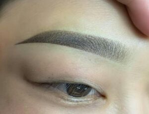 Ai nên và không nên phun mày vi chạm?