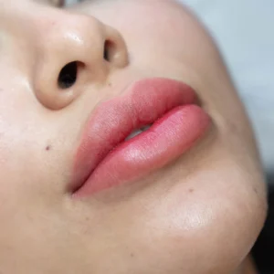 Vì sao phun môi không bong? Đây là dấu hiệu bạn cần chú ý