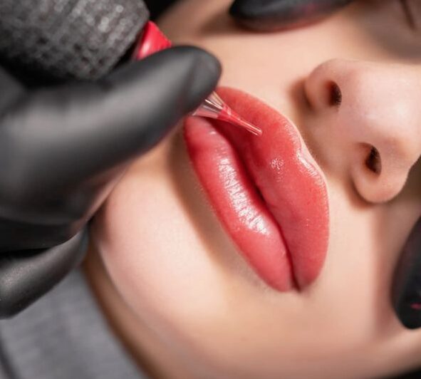 Phun môi có ảnh hưởng đến sữa mẹ không? Giải đáp cho mẹ sau sinh 1 Dặm môi có bắt buộc không? Khi nào nên và không nên dặm môi phun