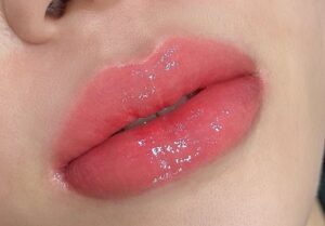 Làm hồng môi tự nhiên có cần phun xăm không? So sánh các giải pháp