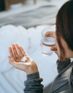 Liều uống acyclovir sau phun môi đúng cách, tránh tác dụng phụ