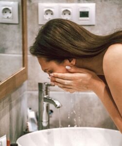 Lông mày mới phun bao lâu thì được dính nước an toàn?