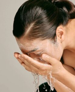 Lông mày mới phun dính nước phải làm gì để không loang màu?