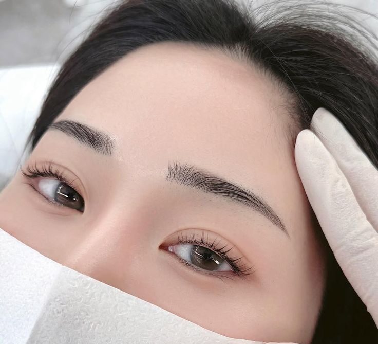 Nên phun mày hay điêu khắc mày?