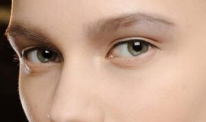 Chân mày thưa nhạt – Dấu hiệu yếu khí và hành trình lấy lại khí sắc