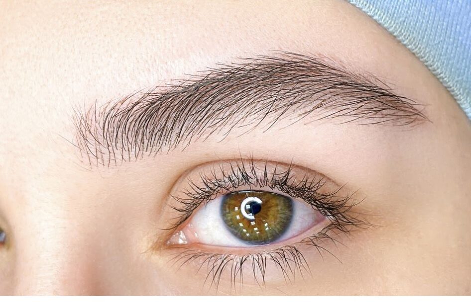 Phun chân mày Ombre có tự nhiên không? So sánh Ombre và Hairstroke 3 Phun mày ombre có giữ màu lâu không?