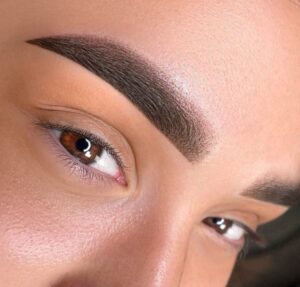 Phun mày tự nhiên có làm già mặt không? Chuyên gia phân tích 1 Phun mày shading có bền màu không? Ưu và nhược điểm cần biết