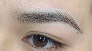 Phun mày sợi Hairstroke vs điêu khắc: Nên chọn kỹ thuật nào?