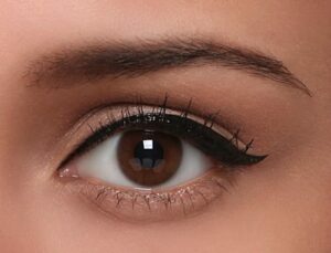 Phun mí hiệu ứng eyeliner – Xu hướng mới 2026