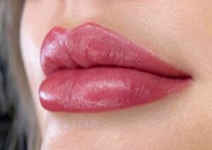 Phun môi sau bao lâu thì lên màu chuẩn? Bảng thời gian 2026