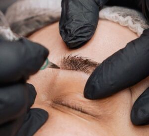 So sánh dặm mày với phun lại: Nên chọn phương án nào để giữ mày tự nhiên lâu dài?