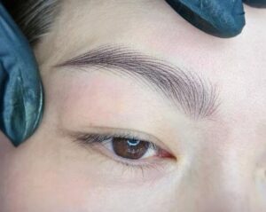 So sánh phun mày sợi Hairstroke và điêu khắc truyền thống từ A–Z