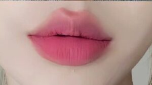 Vì sao phun môi màu hồng cánh sen luôn nằm trong top màu được yêu thích?